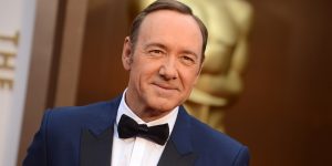 Después de una acusación por abuso sexual, Kevin Spacey se declara abiertamente homosexual.