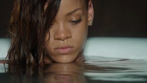 ¡Alguien que reciba a Rihanna porque se va a quedar sin casa!