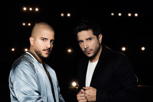 Cali y el Dandee cantando "Ay Corazón"
