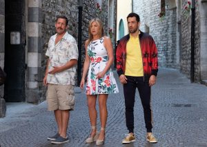 Adam Sandler, Jennifer Aniston y Luis Gerardo Méndez en MISTERIO A BORDO, la nueva película de Netflix.