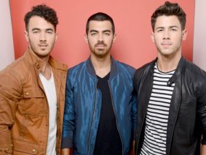 Jonas Brothers anuncian el lanzamiento de "Happiness begins"